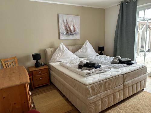 un letto in una stanza con un divano e una finestra di Seewind EG a Gross Schwansee