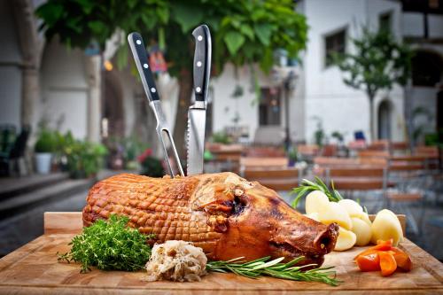 a roasted corn on a cutting board with a knife at Hotel Brauhaus Wittenberg in Lutherstadt Wittenberg