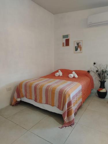 a bedroom with a bed with two stuffed animals on it at Refugio del sol Erezcano in Eréscano
