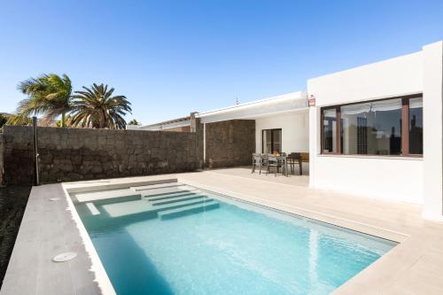 Villa Cactus - Large Private Plot - Heated Pool & BBQ - Luxury Vacation
