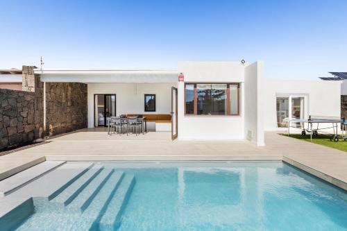Villa Cactus - Large Private Plot - Heated Pool & BBQ - Luxury Vacation