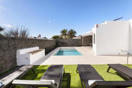 Villa Cactus - Large Private Plot - Heated Pool & BBQ - Luxury Vacation