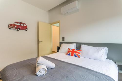 a bedroom with a bed with a toy car on the wall at City Rental London theme in Batroûn