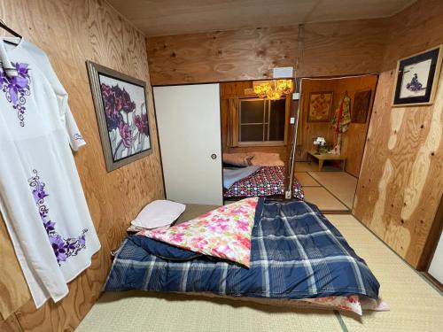 a bedroom with a bed and a mirror at AnNam Stay NEW HOTARUGAIKE in Toyonaka