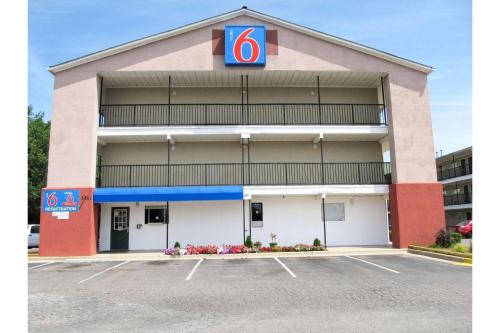 a building with a sign on the front of it at Motel 6 Augusta GA Fort Gordon in Augusta