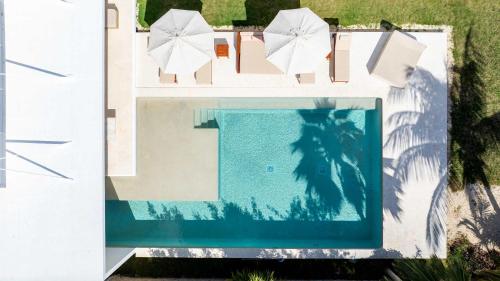 an aerial view of a villa with a swimming pool and umbrellas at Villa Marazul 5BR Beach & Golf Access in Cancún