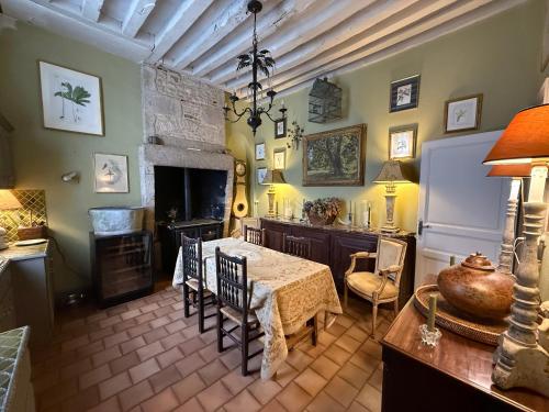 Un comedor con mesa y sillas en L Epernon, en Alençon