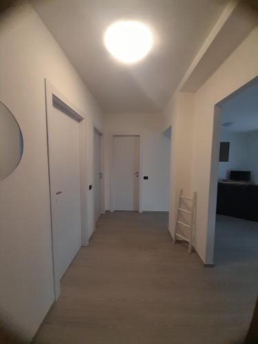 an empty room with a hallway with a light on the ceiling at Casa Vacanza dei Nonni in Varzo