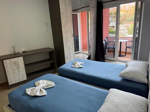 Llit o llits en una habitació de Studio Aprtment UrbanNest