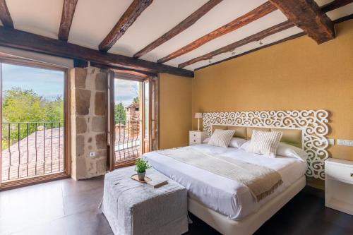 a bedroom with a large bed and a balcony at Jardín Botánico in Lloreda