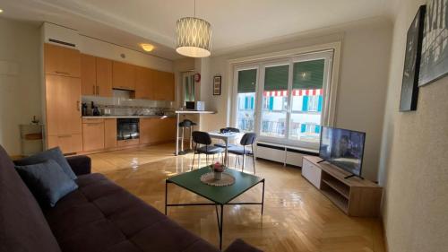 Large Apartment 7 minutes walking to Train station