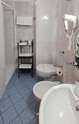 a white bathroom with a toilet and a sink at B&B AeR in Lesina