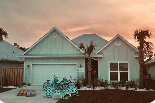 a group of bikes parked in front of a house at Windmark-Beach Therapy in Port Saint Joe