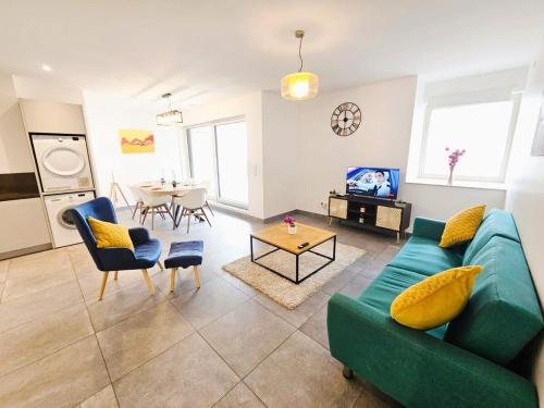 Roomy 3 bedroom flat with outdoor terrace and parking