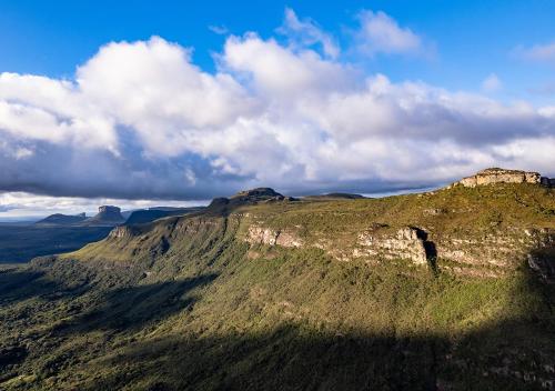 Blick auf einen Berg unter einem bewölkten Himmel in der Unterkunft Pousada do Capão Chapada Diamantina in Vale do Capao