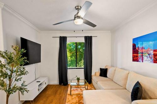 a living room with a couch and a ceiling fan at Resort-Style 3RB-2BR-1BR Retreat, Pool, Gym, Parking in Tempe