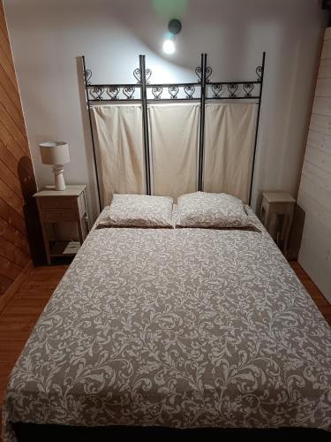 Llit o llits en una habitació de Gîte le logis