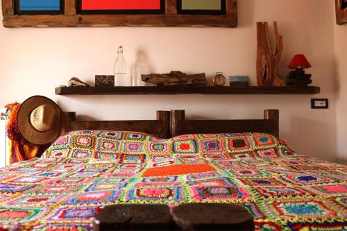 een bed met een kleurrijke quilt op in een slaapkamer bij Casa Bella Gangi in Gangi