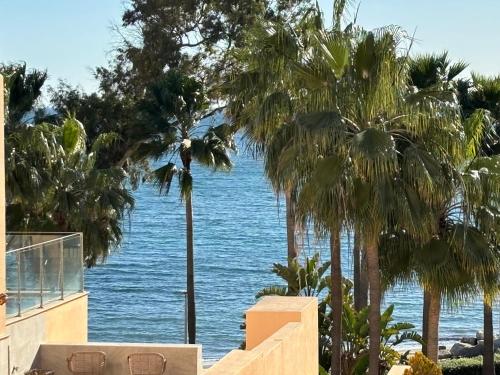 5 Stars BEACHFRONT PARADISE - Seaview, Always Heated Pool, Gym, Sauna!