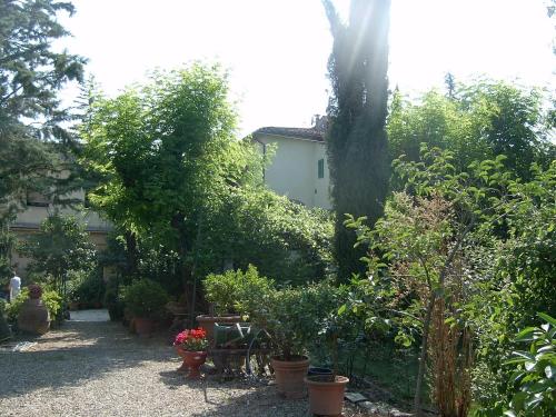 Un jardín fuera de Residence Casprini da Omero