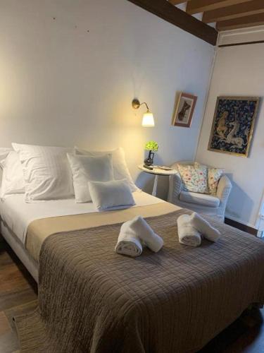 เตียงในห้องที่ Le Champcevrais
