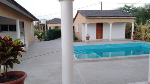 ein Haus mit einem Swimmingpool im Hof in der Unterkunft Sine Saloum in Fimela