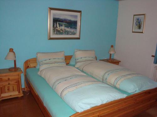 Bett in einem Zimmer mit zwei Kissen darauf in der Unterkunft La Drossa in Lenzerheide