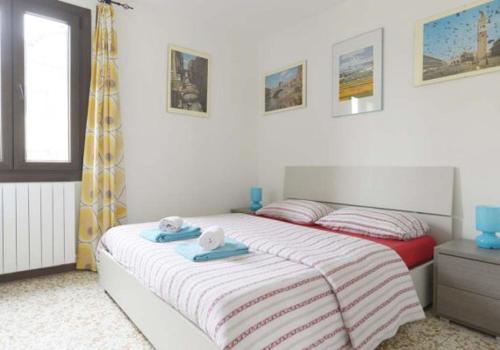 1 dormitorio con 1 cama con toallas en Apartment 2, en Venecia