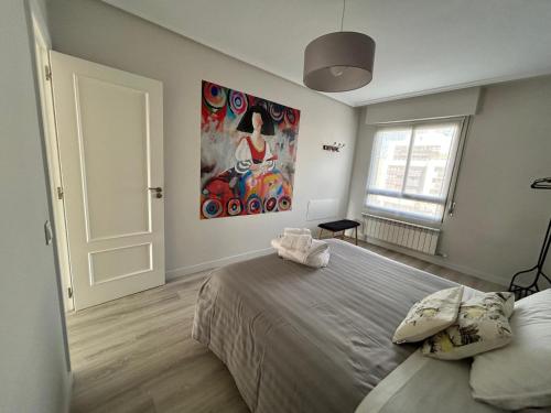 a bedroom with a bed and a painting on the wall at Apto La Estambrera I I Wifi y Aire Acondicionado in Logroño