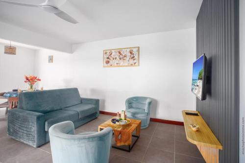 a living room with a couch and a table at Villa 2 chambres, Jacuzzi et Piscine in Maximin
