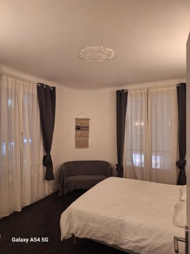 sypialnia z dwoma łóżkami i zasłonami w obiekcie appart hyper centre confortable w Caen
