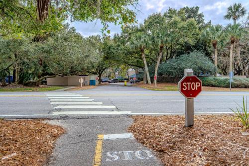 5-Min Walk to Beach - Coligny - Pool - OceanBreeze photo 11
