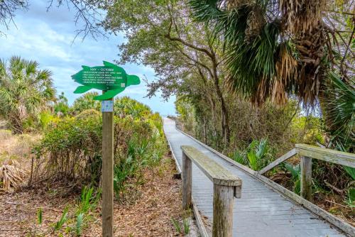 5-Min Walk to Beach - Coligny - Pool - OceanBreeze photo 12