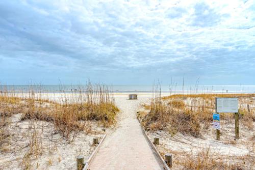 5-Min Walk to Beach - Coligny - Pool - OceanBreeze photo 13