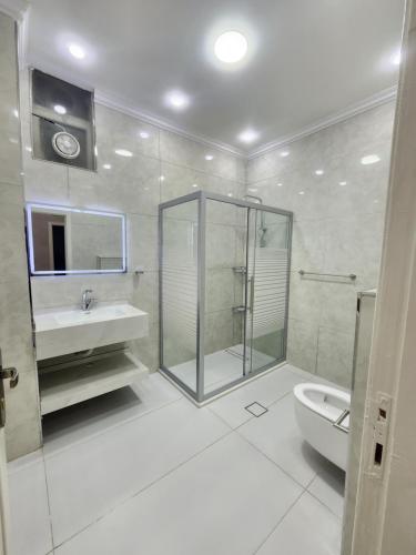 Bathroom sa Monani