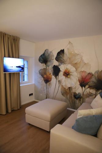 a living room with a flower mural on the wall at Gottlieber Rausch in Gottlieben