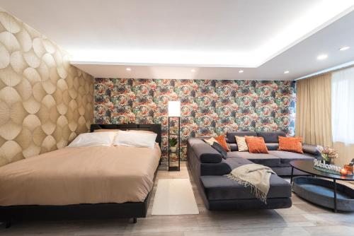a bedroom with a bed and a couch at modernes Apartment bei Schlosspark Nymphenburg, Top Verkehrsanbindungen, free parking, perfekt für Business- City-Trips und Events in Munich