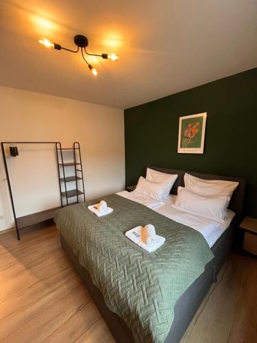 a bedroom with a bed with two towels on it at Neues 3-Zimmer-City-Apartment in Bielefeld mit Espresso, Arbeitsplatz und Parkplatz in Bielefeld