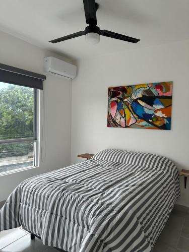 a bedroom with a bed and a ceiling fan at Apartamento con acceso directo al río in Veracruz