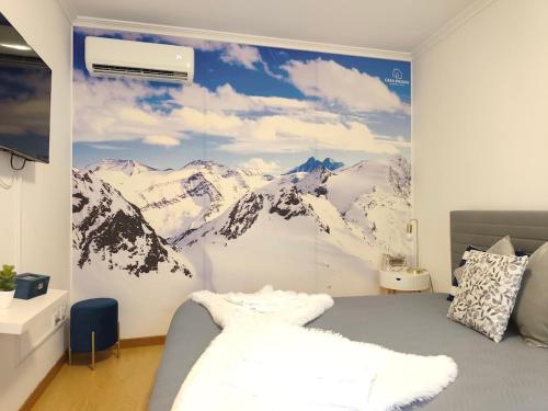 a bedroom with a mountain mural on the wall at Casa Dos Passos in Guarda
