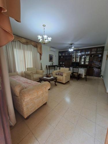 Amplia casa entera en Villarrica
