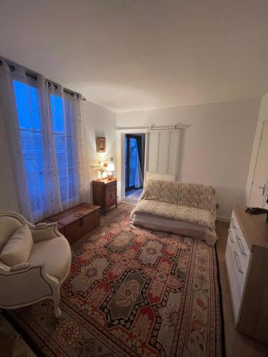 a bedroom with a bed and a large rug at Villa Danemark in Colombes