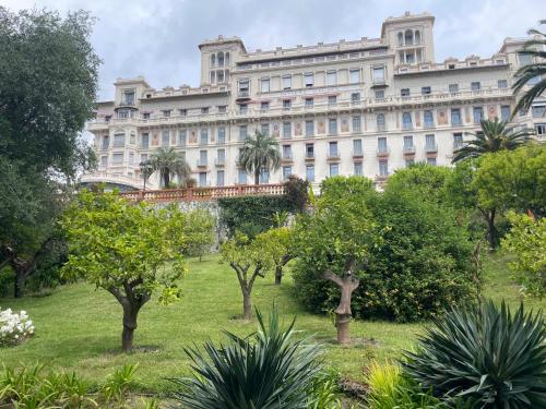 Appartement Ombragé 44m2 Riviera Palace Belle-Epoque, Restomod et Literie Prestige