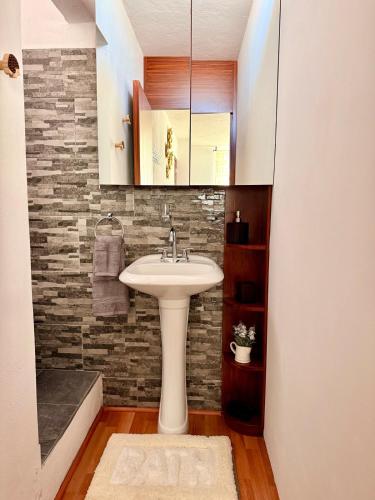a bathroom with a sink and a mirror at Departamento acogedor, moderno y céntrico in Apizaco