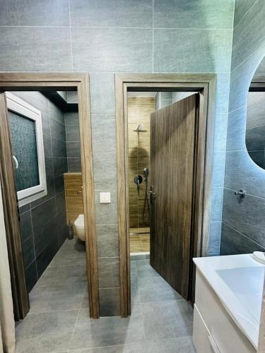 Et badeværelse på Aggelos Rooms 2