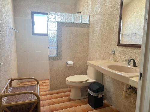 a bathroom with a toilet and a sink at Casa Sol-Oasis del Mar in Progreso