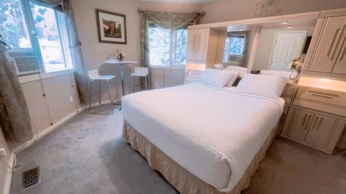 Кровать или кровати в номере Cornerstone Bed and Breakfast