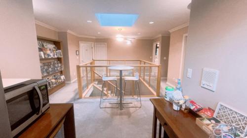 ein Wohnzimmer mit Tisch und Balkon in der Unterkunft Cornerstone Bed and Breakfast in Revelstoke