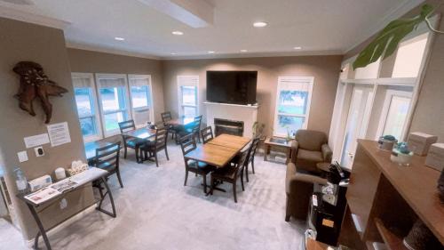 Μια τηλεόραση ή/και κέντρο ψυχαγωγίας στο Cornerstone Bed and Breakfast