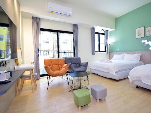a room with a bedroom with a bed and a desk at Summer Grass B&B 台東縣民宿1729號 in Taitung City
